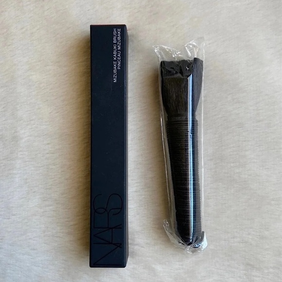 NARS Mizubake Kabuki Brush 🖤 - Picture 2 of 5